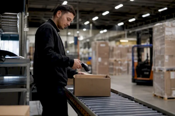 Salaris logistiek medewerker in 2026: wat kun je verwachten?